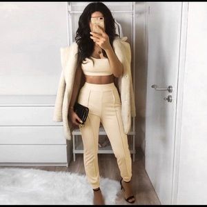 Backless croptop with high waisted leggings